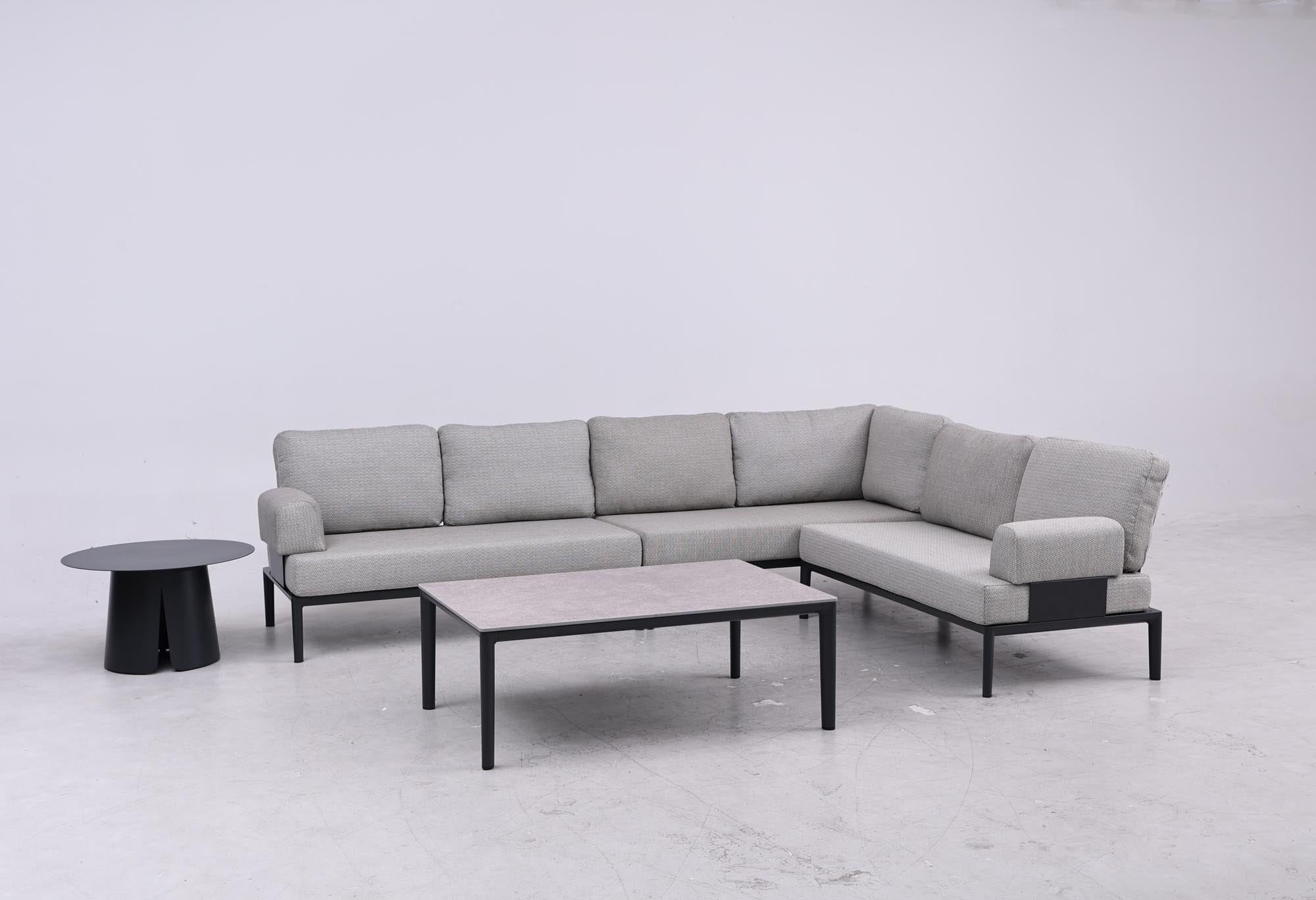 Stylisches Loungeset Fiore für den Garten, für 6 Personen, mit modernen Tischen und Armlehnen in elegantem Anthrazit, ideal für gesellige Abende.