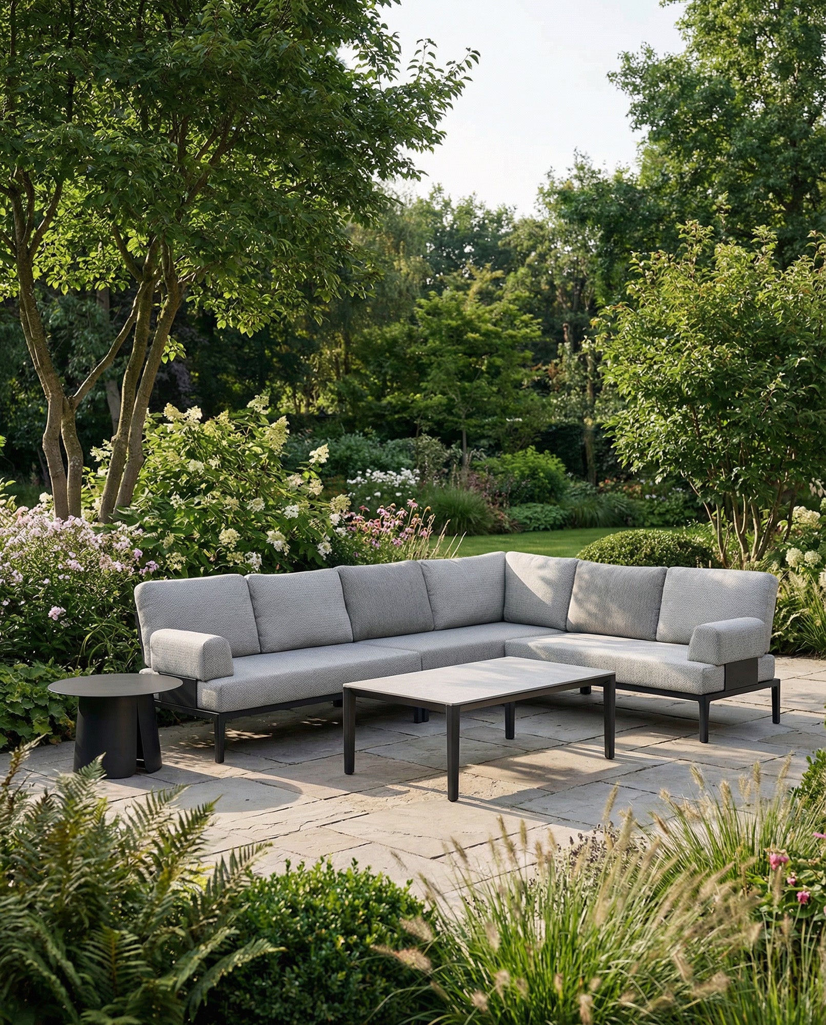 Elegantes modulares Loungeset Fiore für 6 Personen mit stilvollen Loungetischen und 2 Armlehnen in modernem Anthrazit, ideal für Garten und Terrasse.
