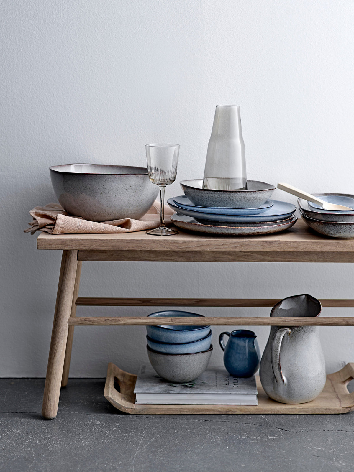 Sandrine Teller, Blau, Steingut in Blue präsentiert im Onlineshop von KAQTU Design AG. Teller ist von Bloomingville