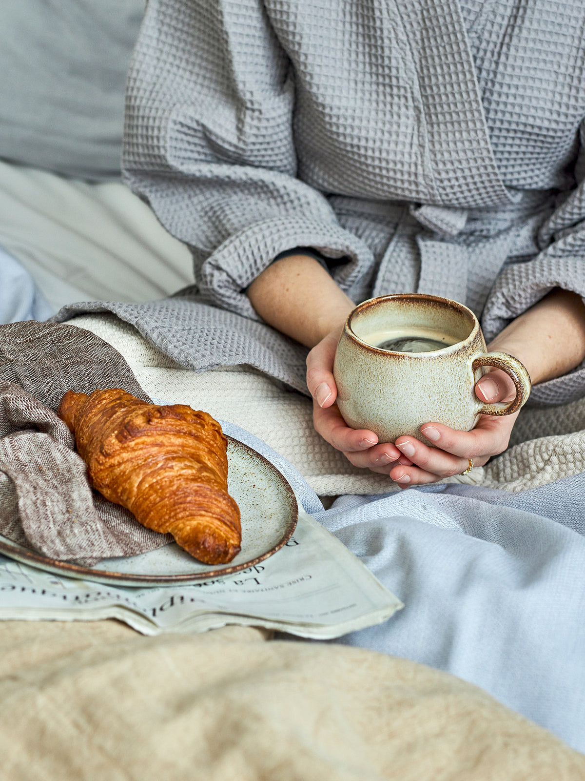 Beiger Becher aus Steingut der Serie Sandrine von Bloomingville, mit reaktiver Glasur und leicht ungleichmässiger Oberfläche, handgefertigt in Portugal.