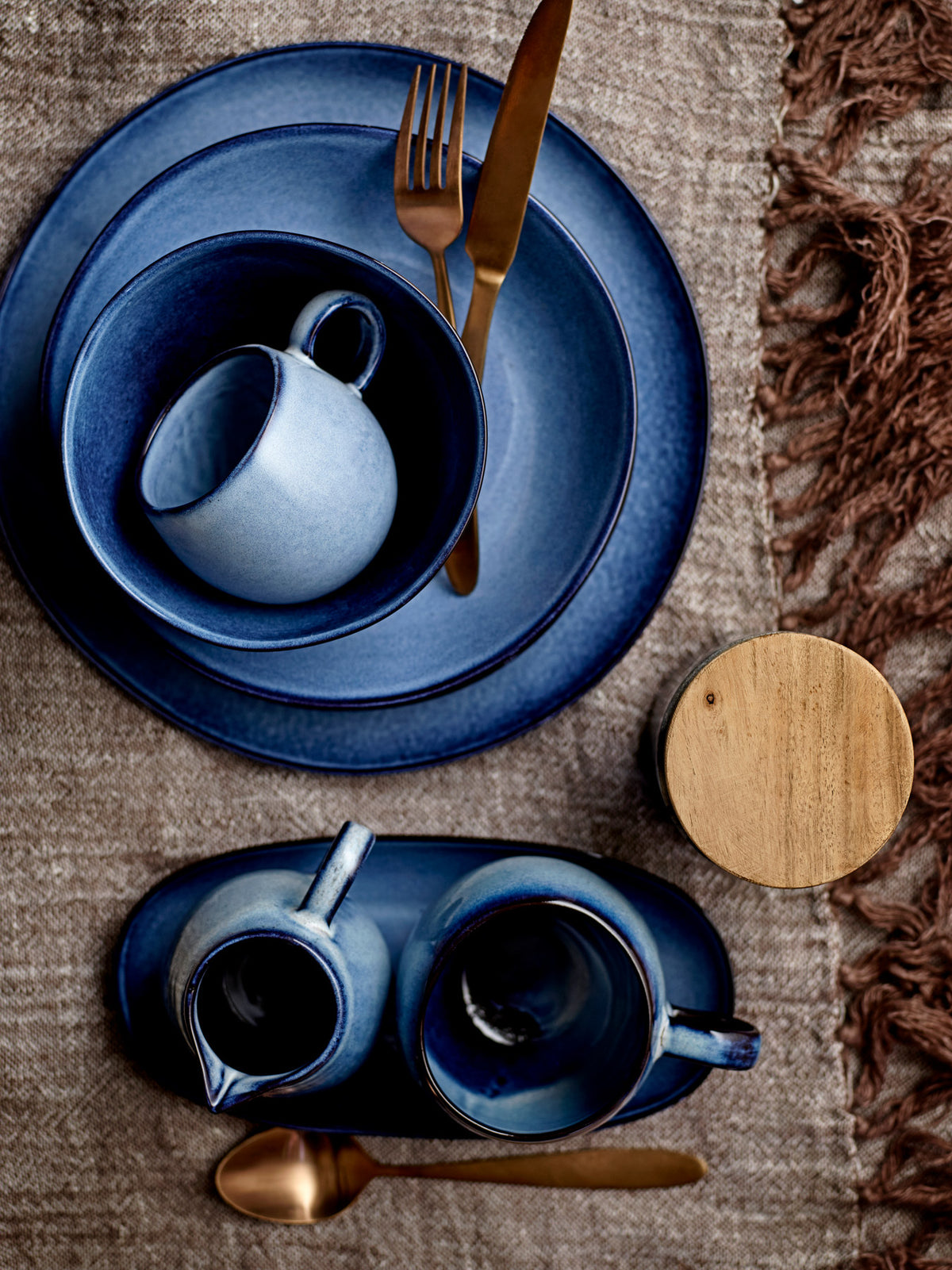 Sandrine Tasse, Blau, Steingut in Blue präsentiert im Onlineshop von KAQTU Design AG. Tasse ist von Bloomingville