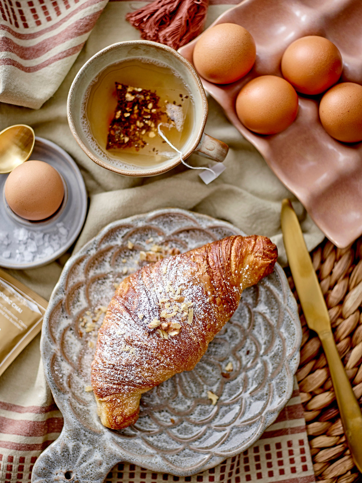 Frea Cutlery, Gold, Stainless Steel in Gold präsentiert im Onlineshop von KAQTU Design AG. Besteckset ist von Bloomingville