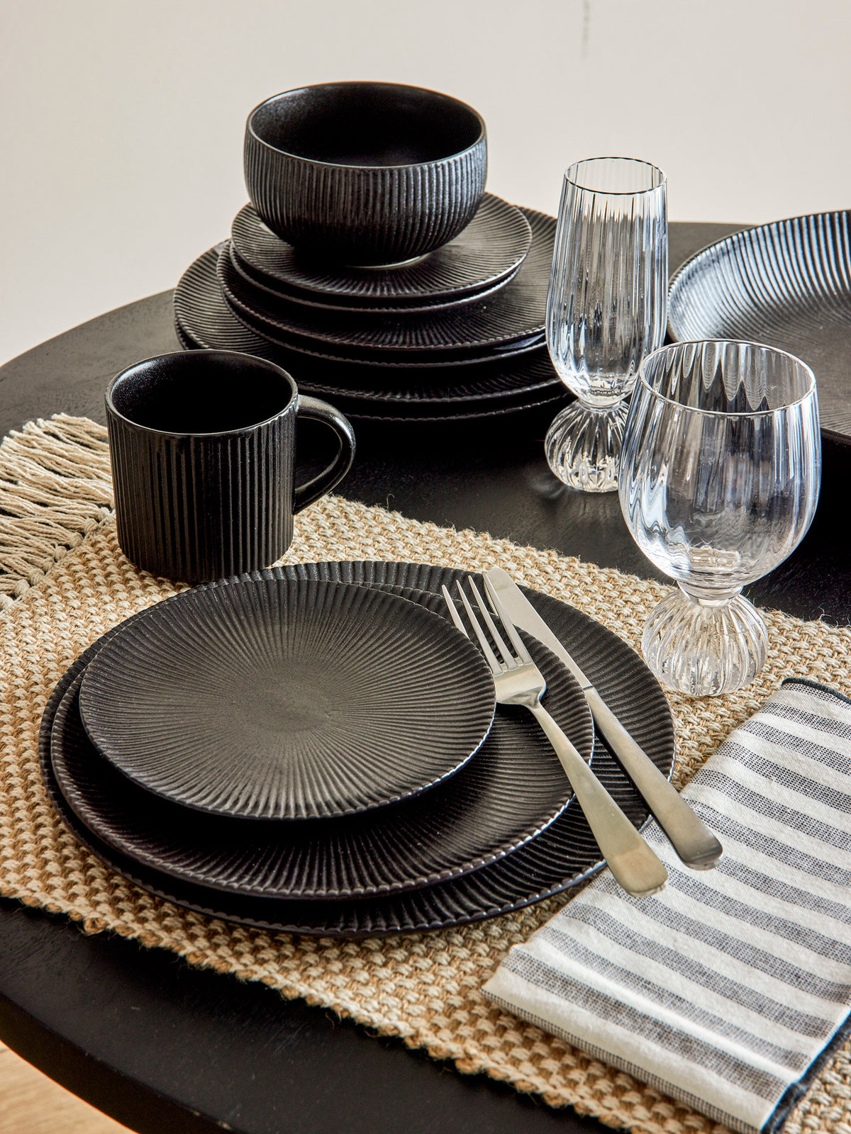 Neri Teller, Schwarz, Steingut in Black präsentiert im Onlineshop von KAQTU Design AG. Teller ist von Bloomingville