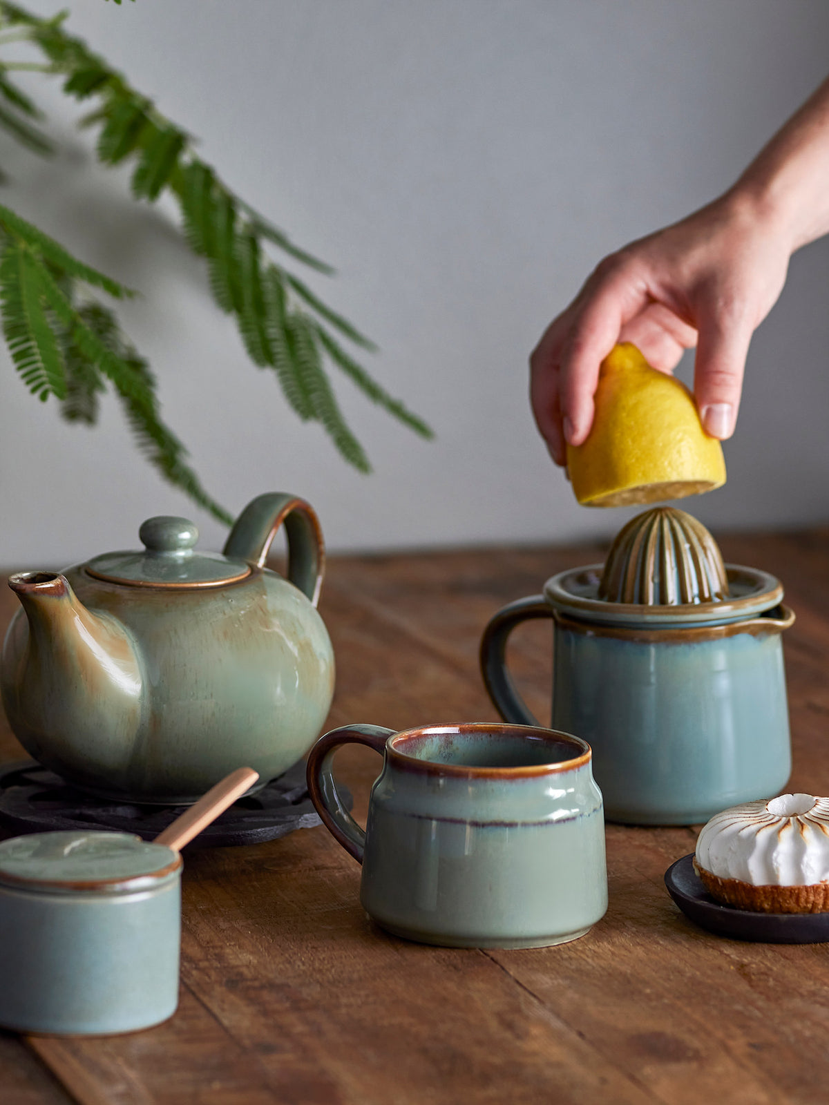 Pixie Becher, Grün, Steingut in Green präsentiert im Onlineshop von KAQTU Design AG. Tasse ist von Bloomingville