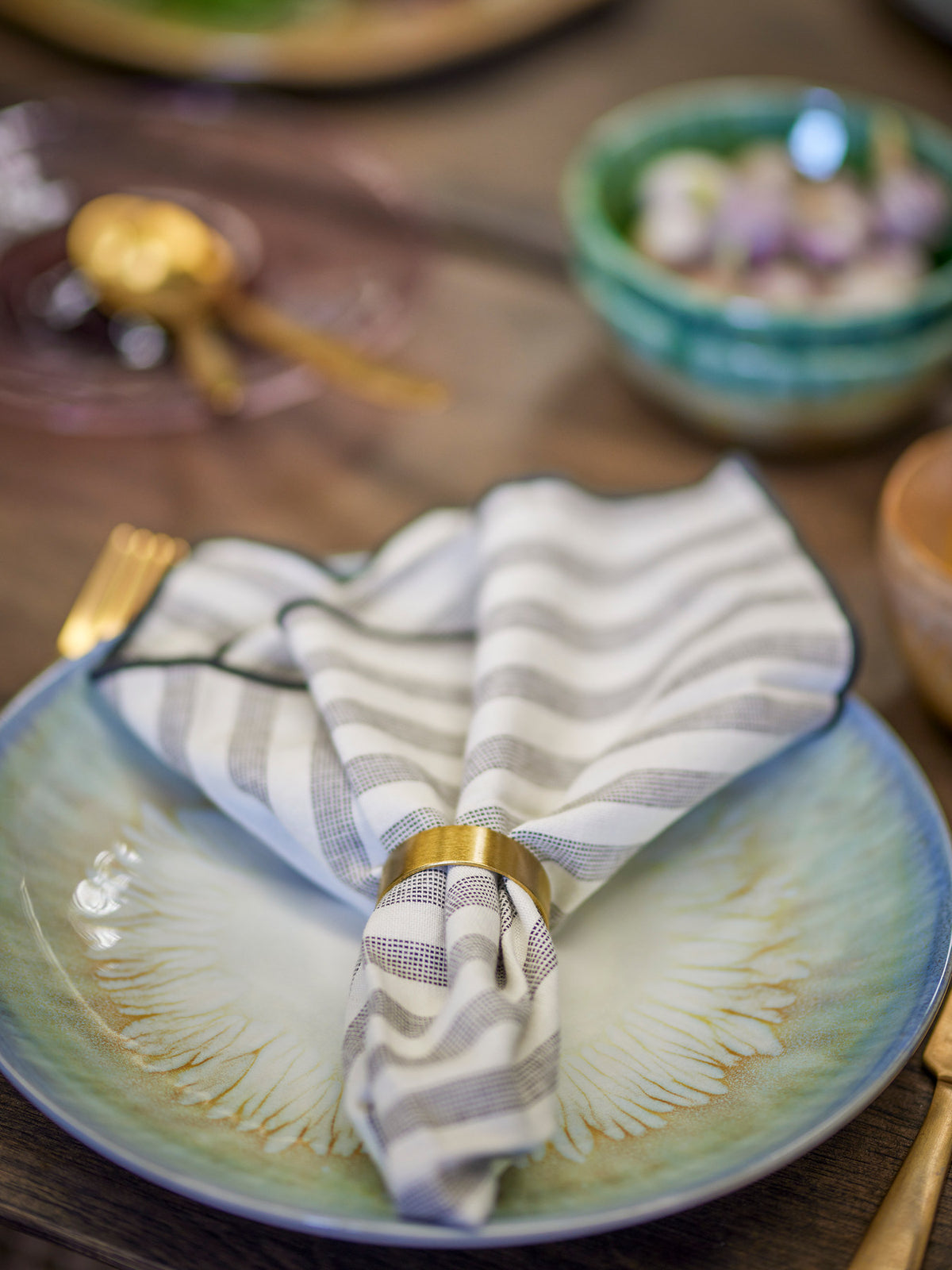 Laurie Serviettenring, Gold, Messing in Gold präsentiert im Onlineshop von KAQTU Design AG. Serviettenhalter ist von Bloomingville