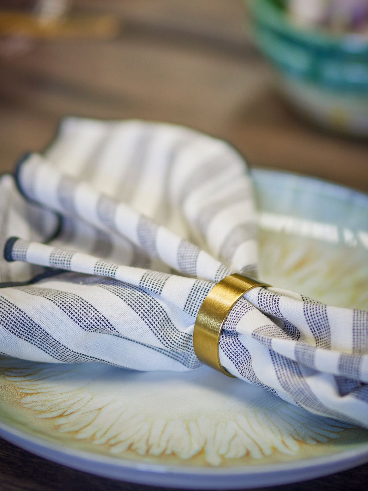 Laurie Serviettenring, Gold, Messing in Gold präsentiert im Onlineshop von KAQTU Design AG. Serviettenhalter ist von Bloomingville