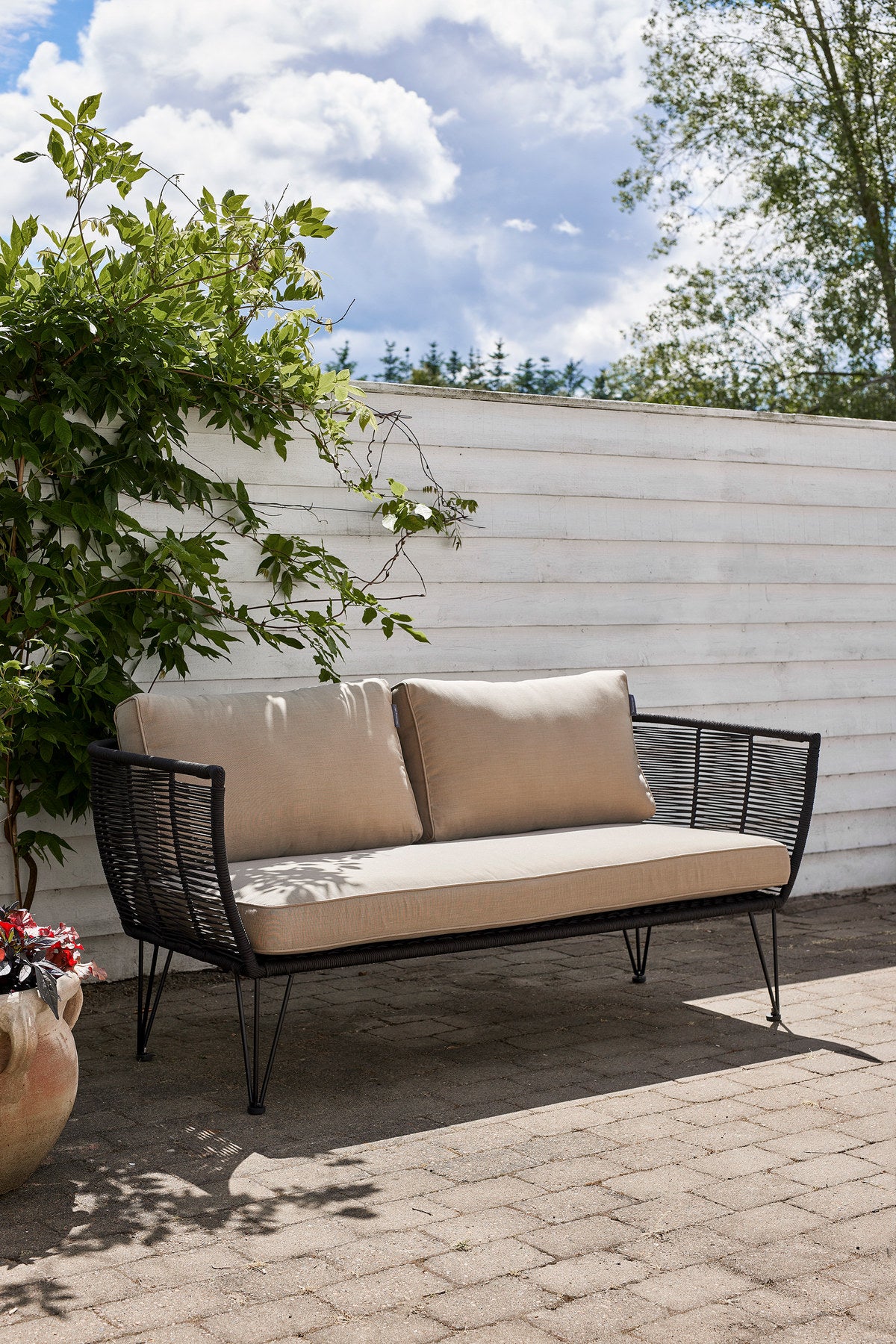 Mundo Sofa, Black, Metal in Schwarz präsentiert im Onlineshop von KAQTU Design AG. Lounge Sofa ist von Bloomingville