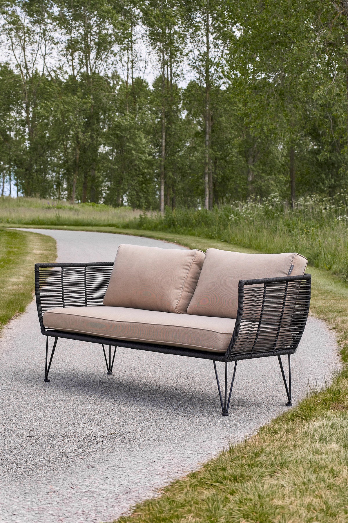 Mundo Sofa, Black, Metal in Schwarz präsentiert im Onlineshop von KAQTU Design AG. Lounge Sofa ist von Bloomingville