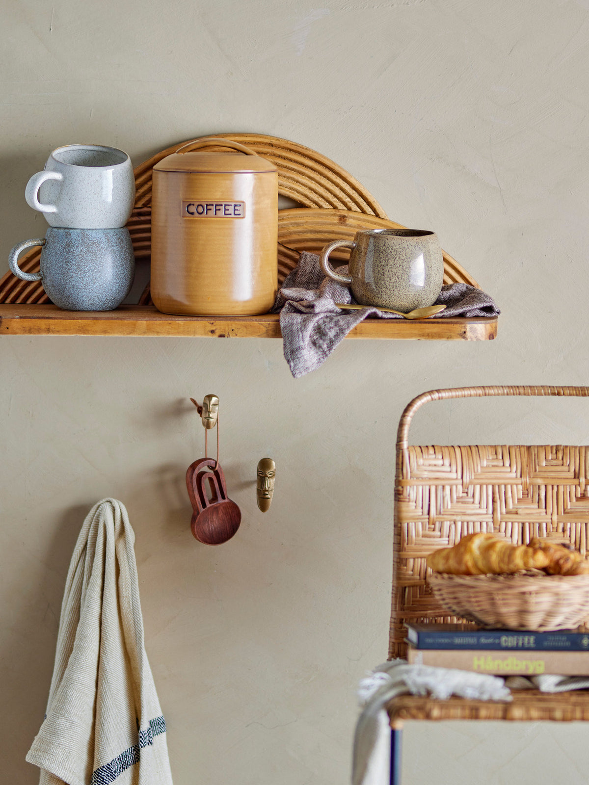 Addison Becher, Grau, Steingut in Grey präsentiert im Onlineshop von KAQTU Design AG. Tasse ist von Bloomingville