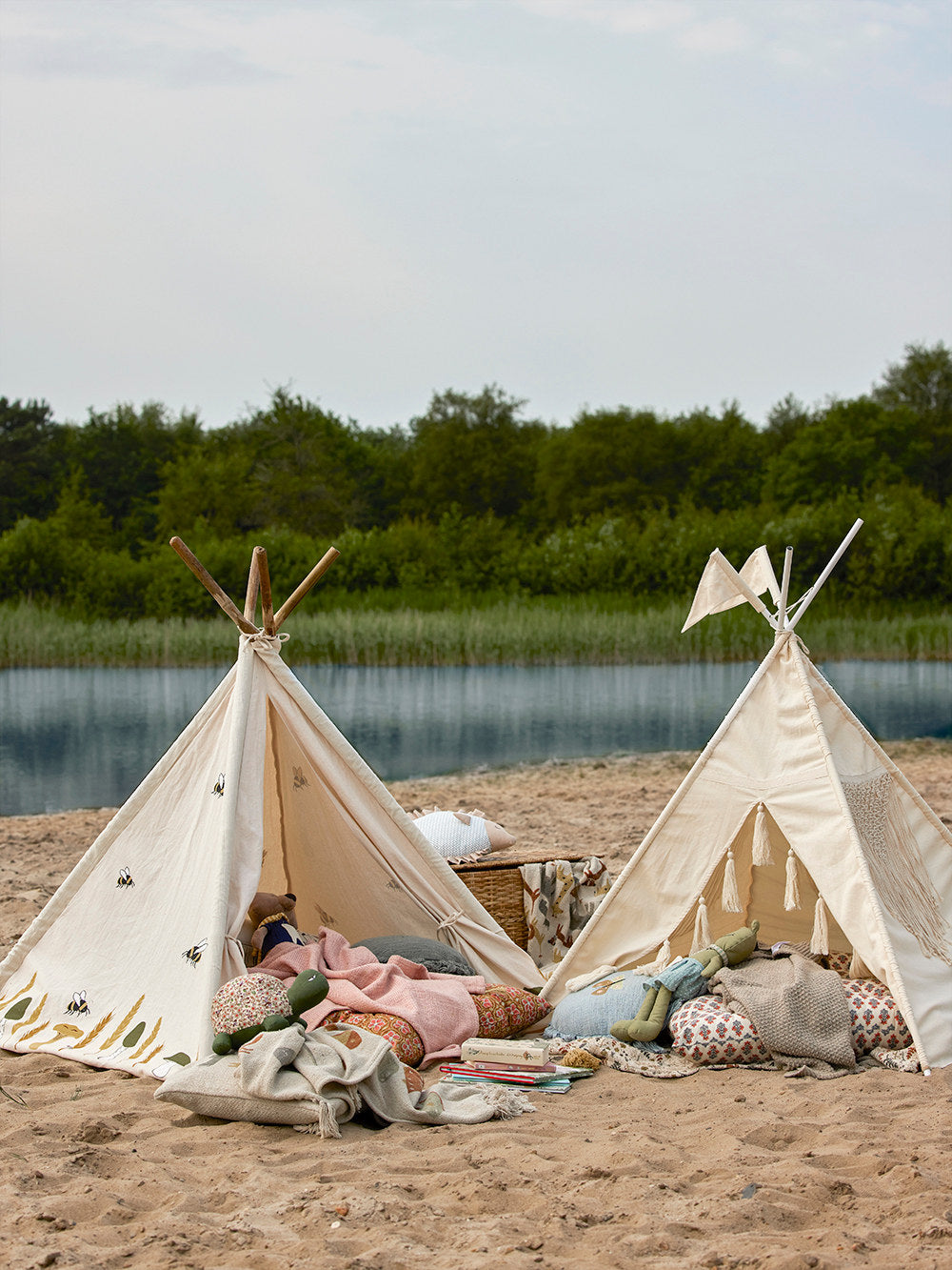 Weisses Kinder-Tipi Fardin von Bloomingville Mini aus Baumwolle mit Gestell aus Eisen, Zeltform für Kinderzimmer, Grösse 110x110x140 cm