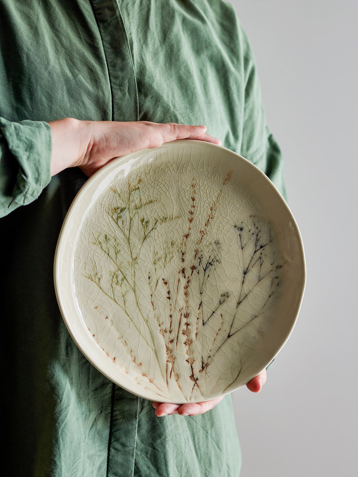 Weisser Steingutteller Bea von Bloomingville mit Blumenmuster auf Krakeleeglasur