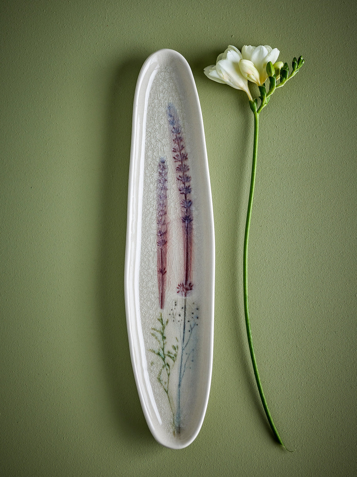 Weisse Servierplatte Bea aus Steingut mit feinem Blumenmuster auf krakelierter Glasur