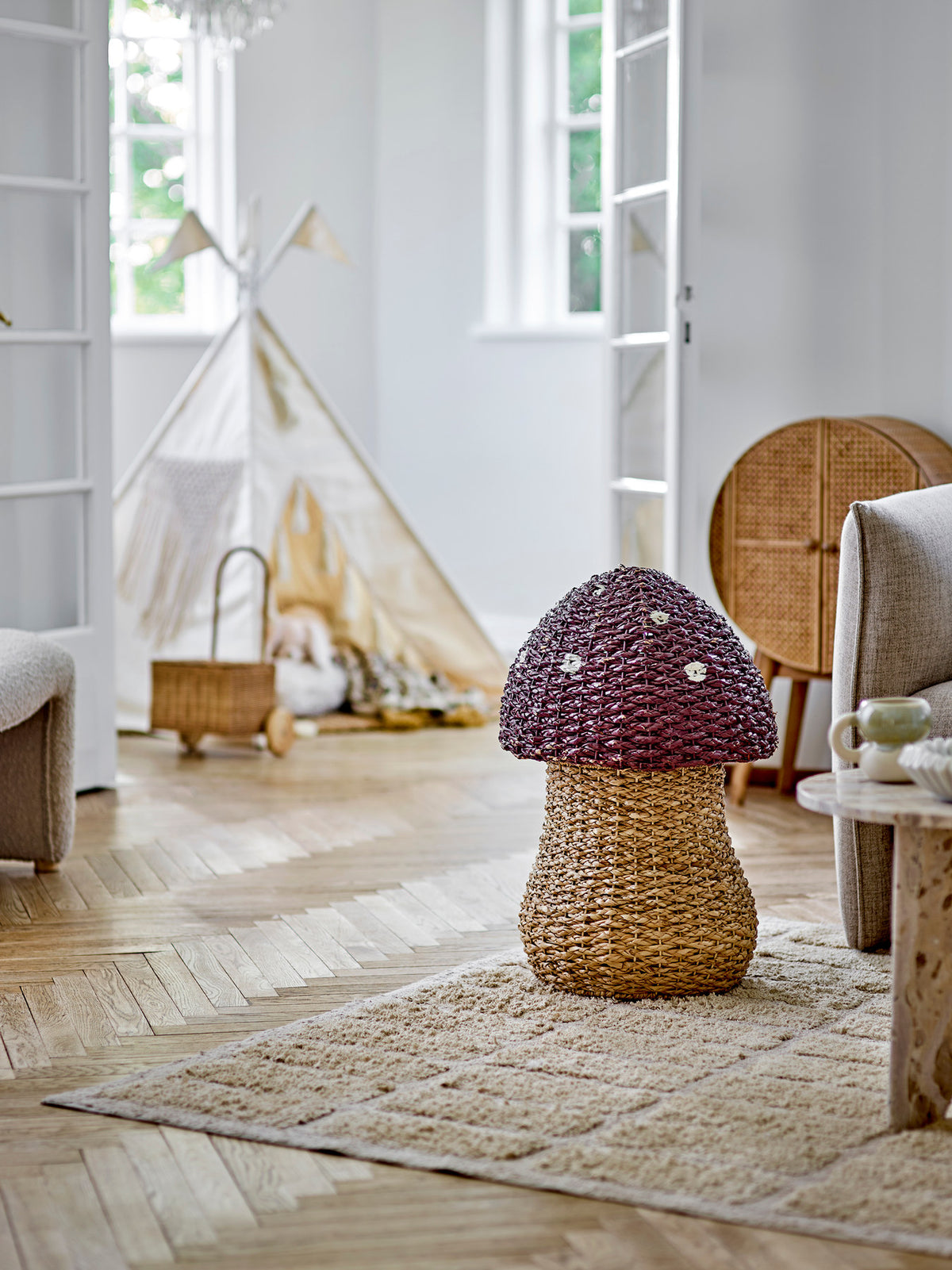 Corintha Korb mit Deckel, Rot, Seegras in Red präsentiert im Onlineshop von KAQTU Design AG. Aufbewährungskörbe ist von Bloomingville Mini