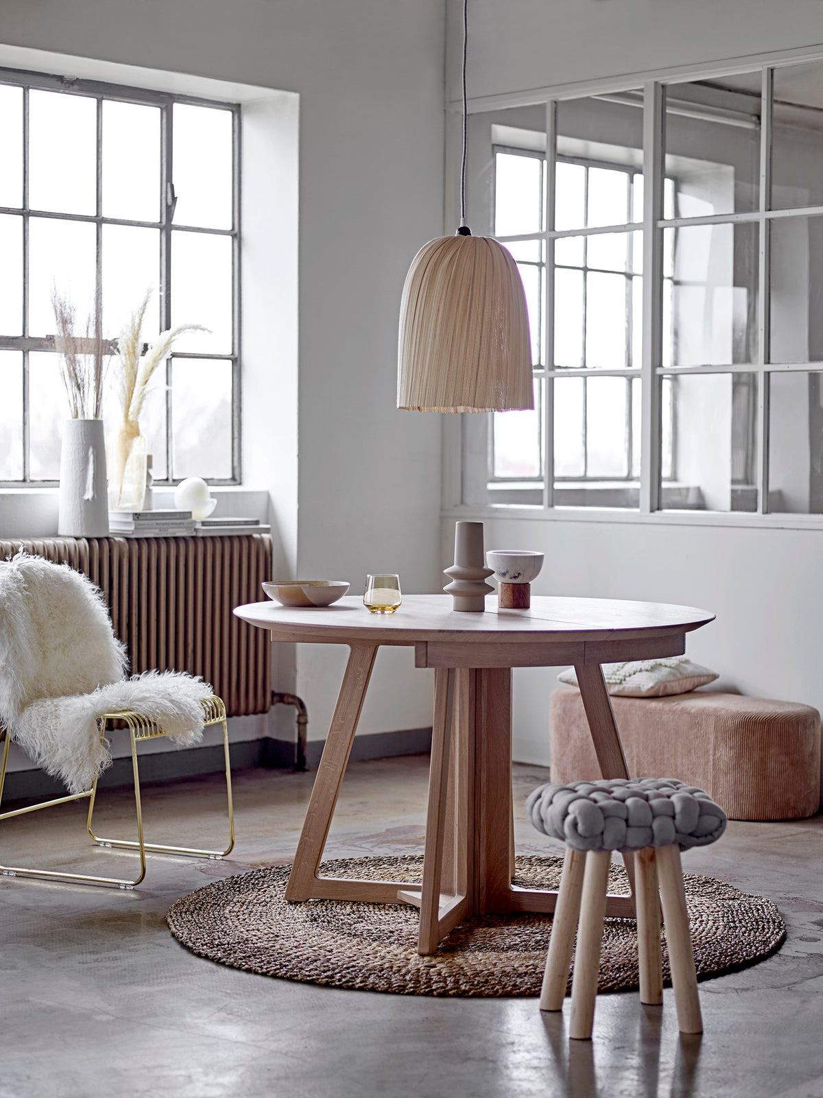 Weisse Isold Vase aus Steingut von Bloomingville mit matter Glasur und abgestufter, skulpturaler Form mit zwei breiten Bändern in der Mitte.