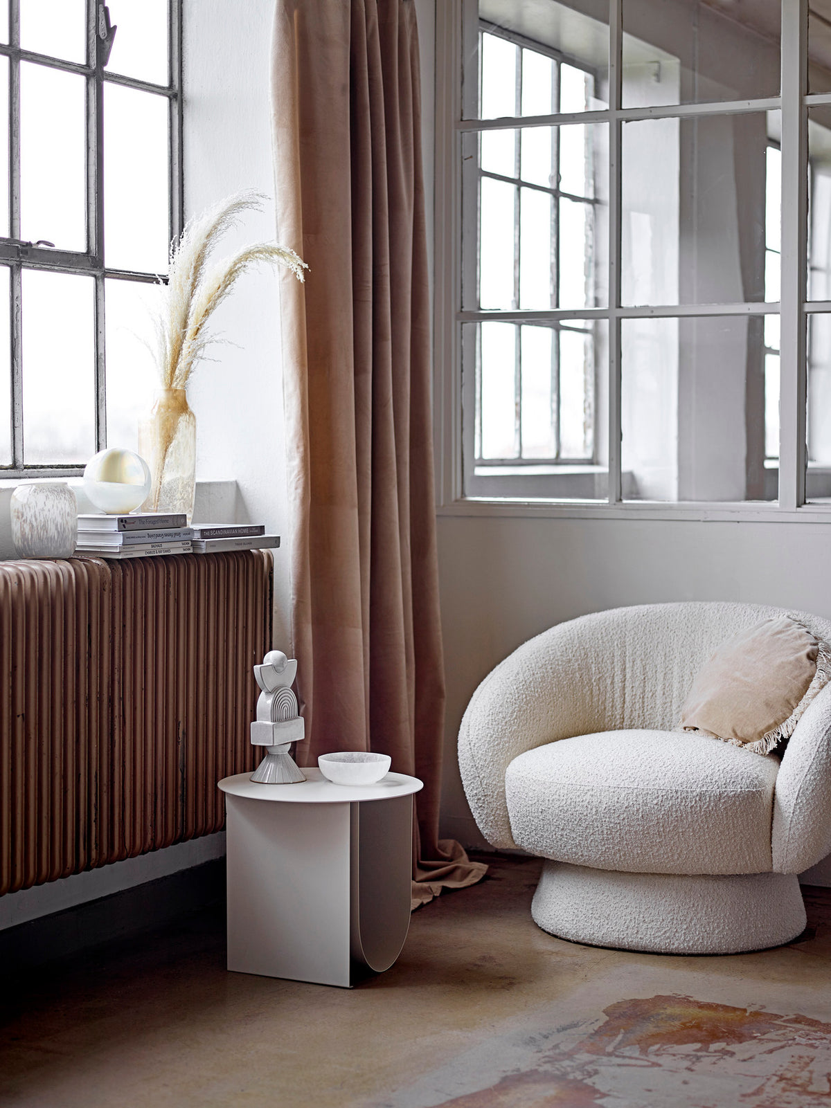 Beatrice Deko, Weiá, Steingut in White präsentiert im Onlineshop von KAQTU Design AG. Kunstgegenstände ist von Bloomingville