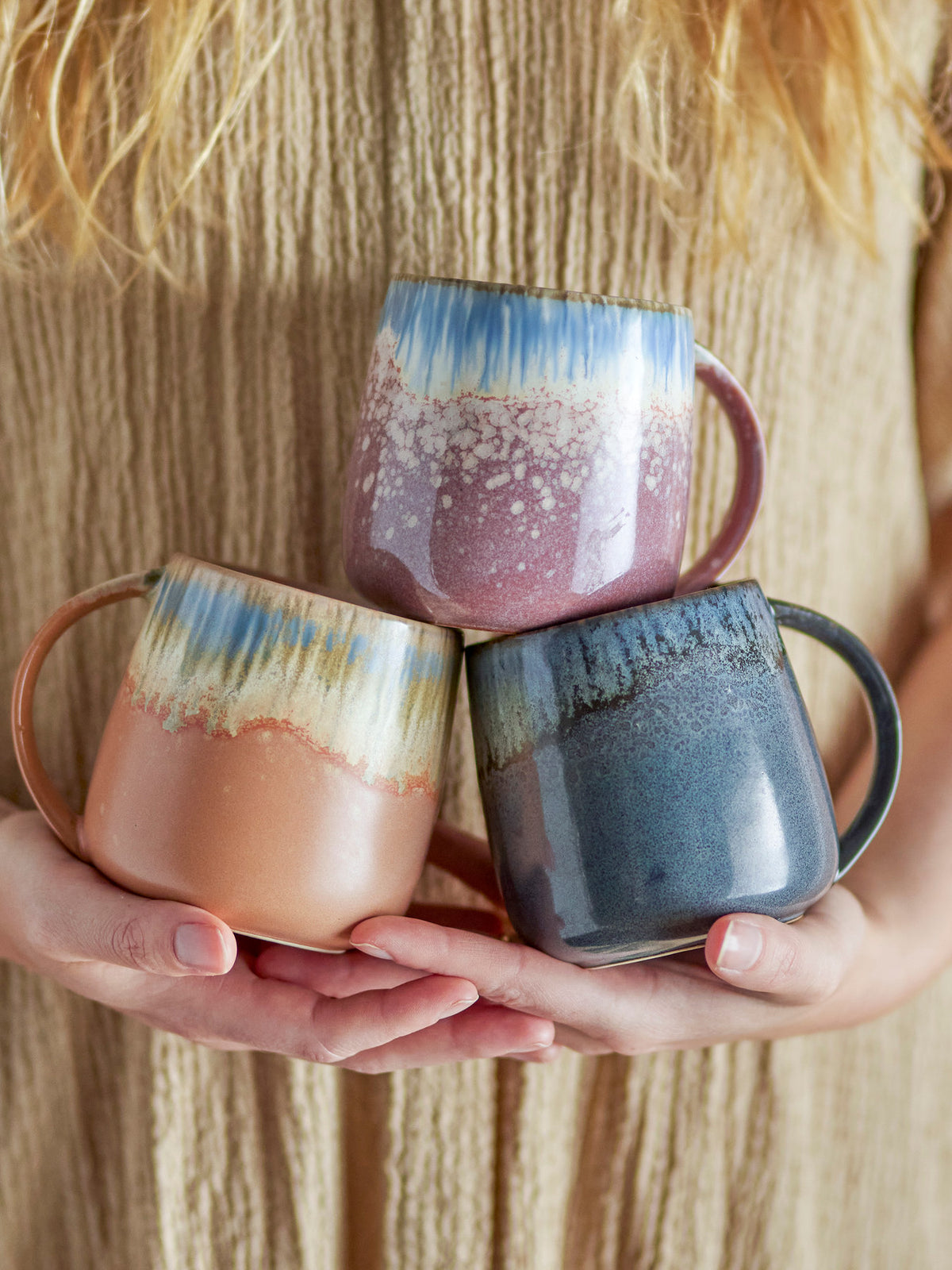 Blaue Tasse Cloe Becher aus Steingut mit gesprenkelter Glasur, die vom Rand zur Basis verläuft