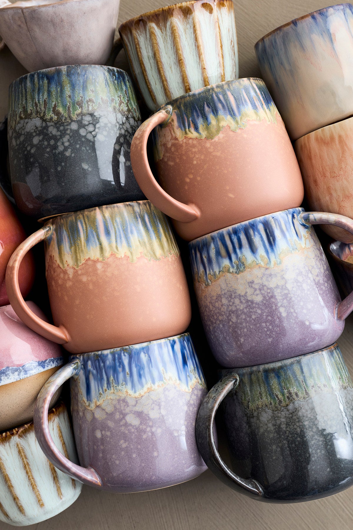 Blaue Tasse Cloe Becher aus Steingut mit gesprenkelter Glasur, die vom Rand zur Basis verläuft