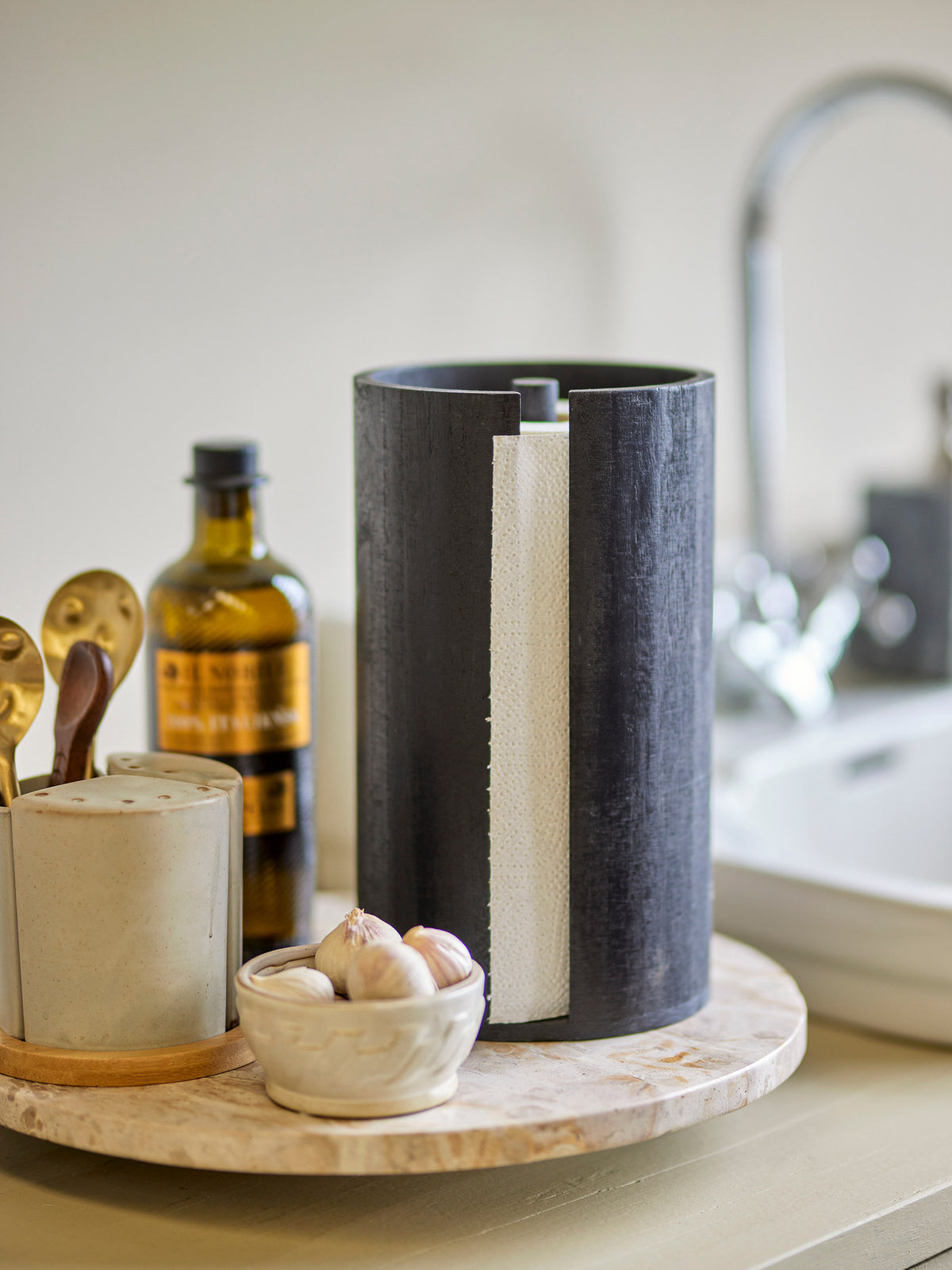 Celian Küchenrollenständer, Schwarz, Paulownia in Black präsentiert im Onlineshop von KAQTU Design AG. Papierrollenhalter ist von Bloomingville