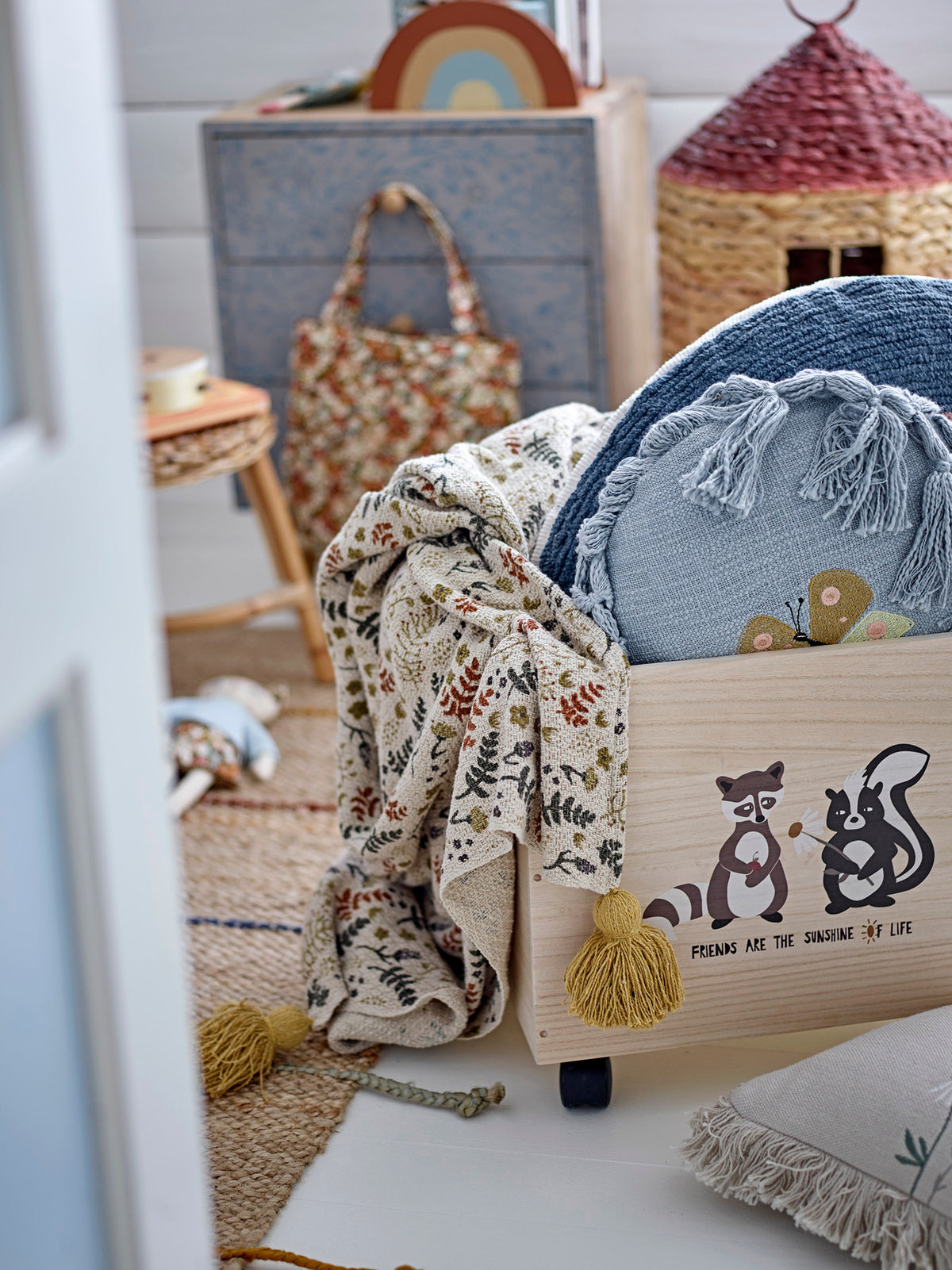 Bunte Filipa Wolldecke von Bloomingville Mini mit gelbem Blumenmuster, rechteckige Form, aus Baumwolle, Polyester und Viskose gefertigt.