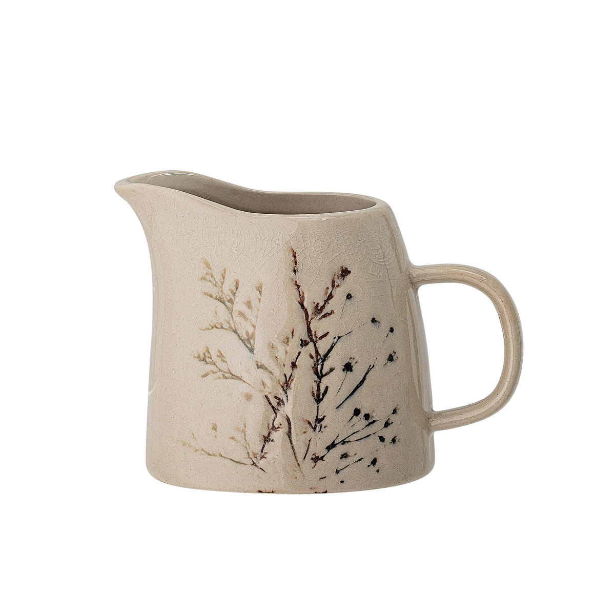 Weisses Milchkännchen aus Steingut der Serie Bea von Bloomingville mit handgestempelter Krakeleeglasur, Durchmesser 8 cm, Höhe 9 cm.