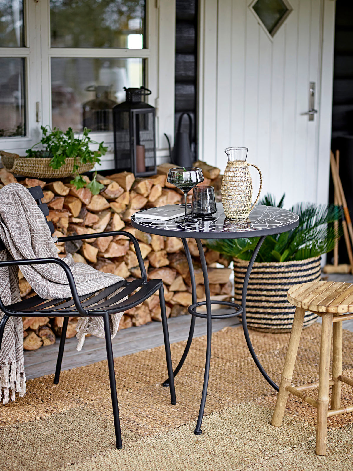 Monsi Esszimmerstuhl, Schwarz, Verzinktes Eisen in Schwarz präsentiert im Onlineshop von KAQTU Design AG. Gartenstuhl mit Armlehnen ist von Bloomingville