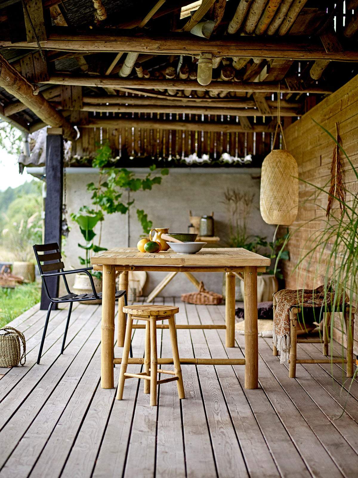 Monsi Esszimmerstuhl, Schwarz, Verzinktes Eisen in Schwarz präsentiert im Onlineshop von KAQTU Design AG. Gartenstuhl mit Armlehnen ist von Bloomingville
