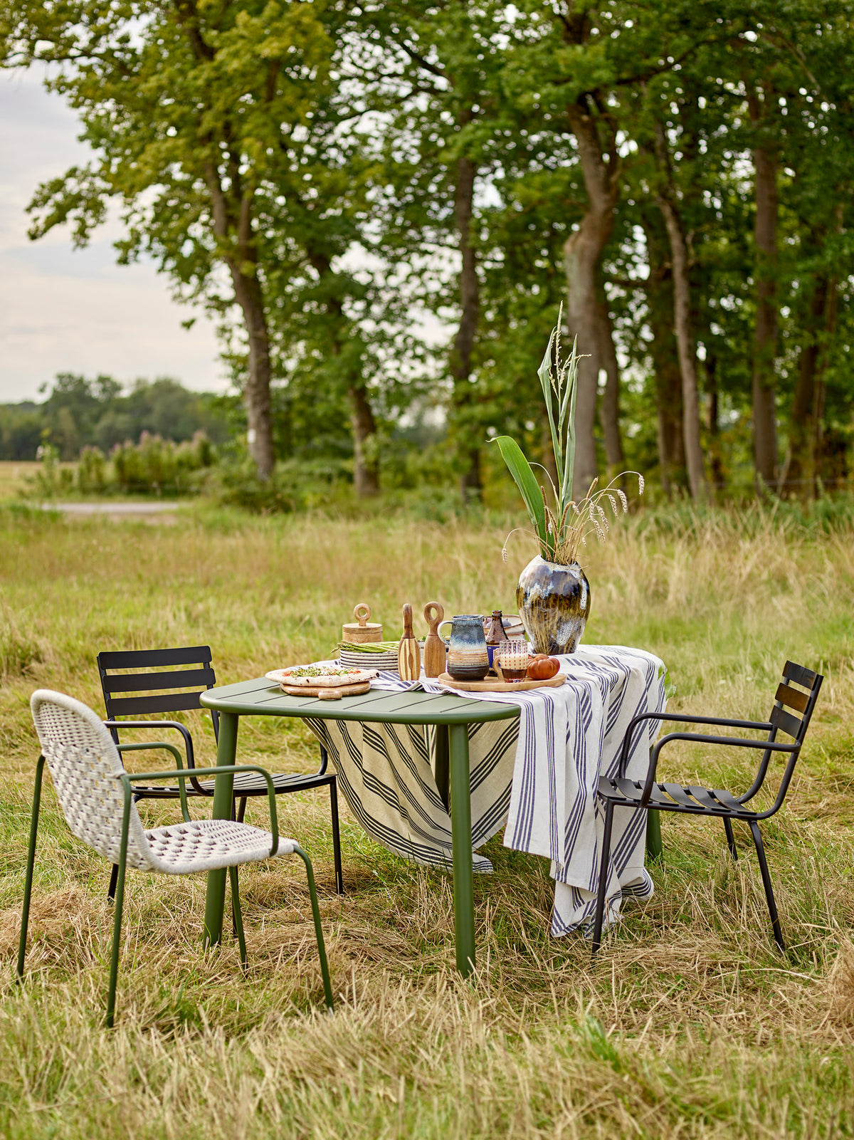 Monsi Esszimmerstuhl, Schwarz, Verzinktes Eisen in Schwarz präsentiert im Onlineshop von KAQTU Design AG. Gartenstuhl mit Armlehnen ist von Bloomingville