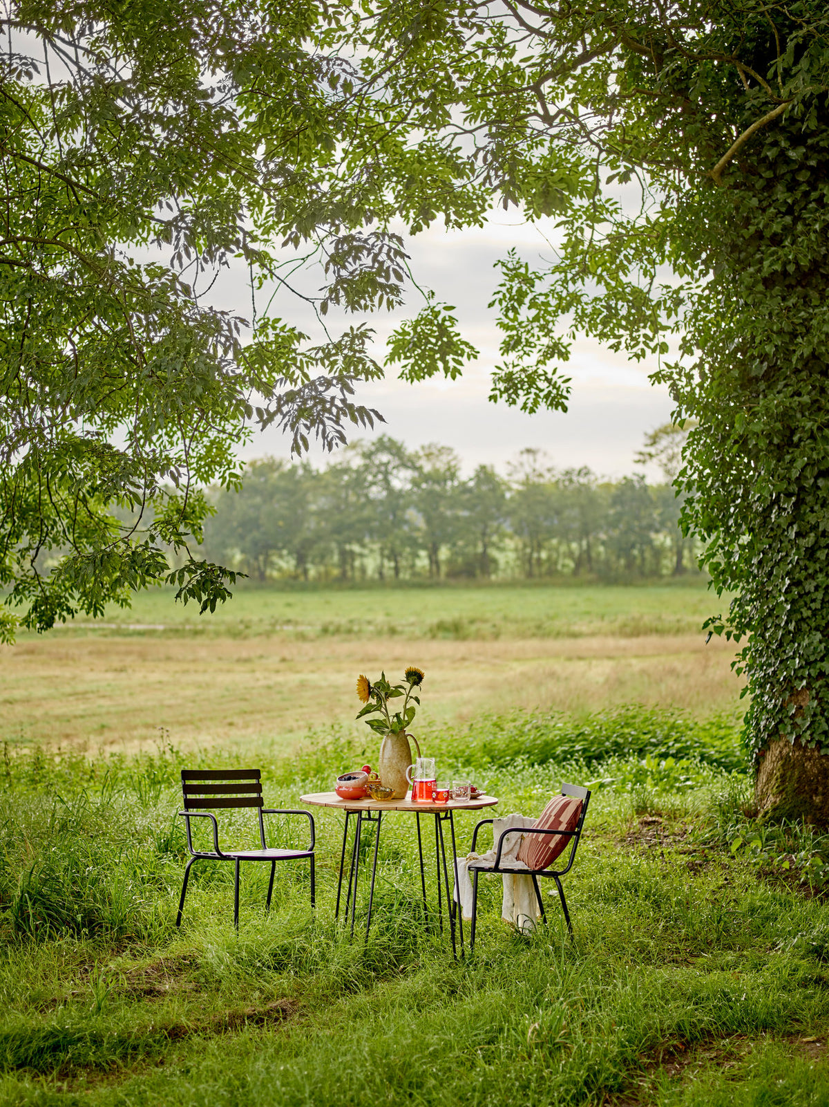 Monsi Esszimmerstuhl, Schwarz, Verzinktes Eisen in Schwarz präsentiert im Onlineshop von KAQTU Design AG. Gartenstuhl mit Armlehnen ist von Bloomingville
