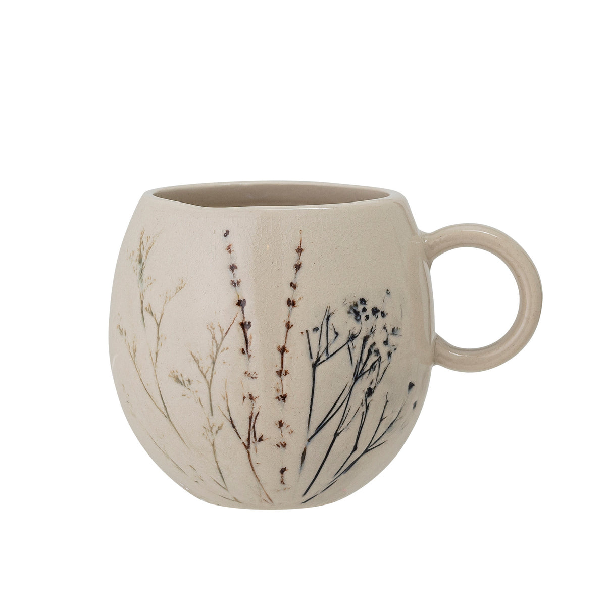 Weisse Tasse Bea aus Steingut mit zartem Blumenmuster und feiner Krakeleeglasur