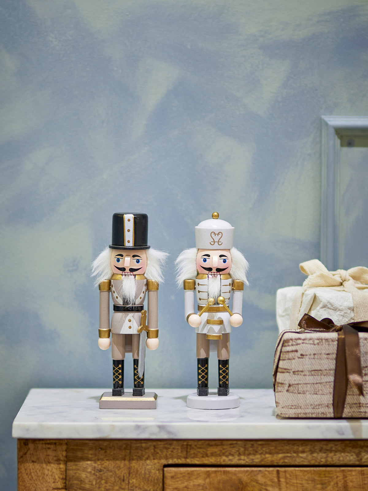 Darren Deko, Gold, Kiefer in Gold präsentiert im Onlineshop von KAQTU Design AG. Kunstgegenstände ist von Bloomingville