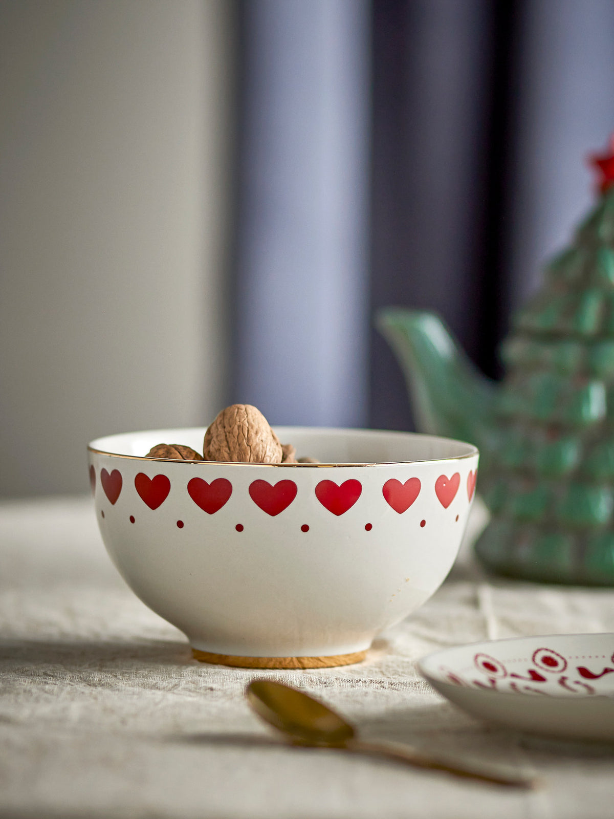 Jolly Schale, Rot, Steingut in Rot präsentiert im Onlineshop von KAQTU Design AG. Schale ist von Bloomingville