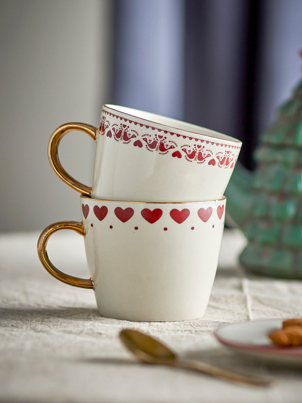 Jolly Becher, Rot, Steingut in Red präsentiert im Onlineshop von KAQTU Design AG. Tasse ist von Bloomingville