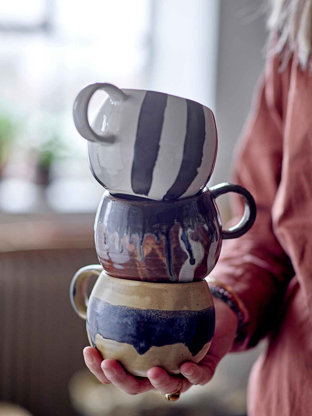 Serina Becher, Schwarz, Steingut in Black präsentiert im Onlineshop von KAQTU Design AG. Tasse ist von Bloomingville