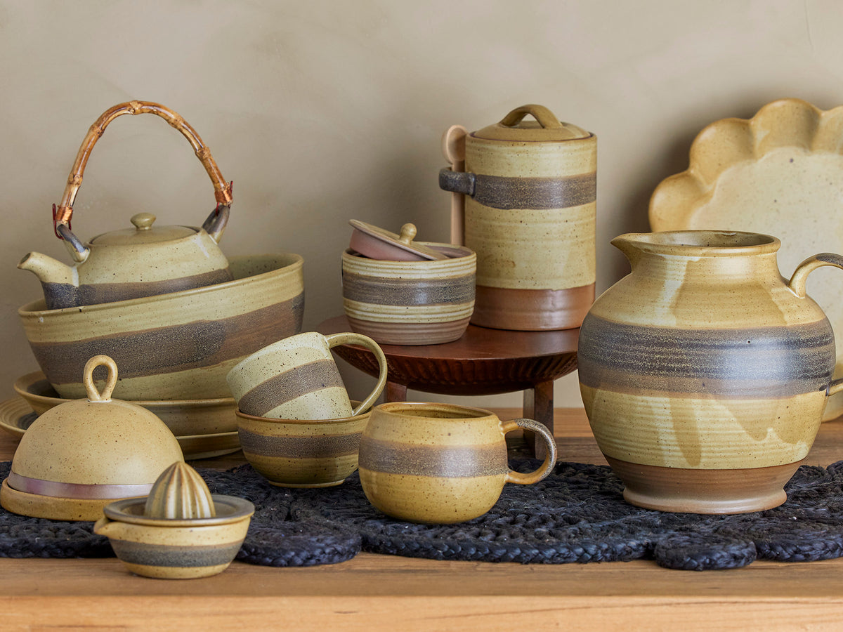 Beiger Becher aus Steingut mit breitem braunem Band in der Mitte, Serie Solange von Bloomingville, Durchmesser 11 cm, Höhe 8.5 cm