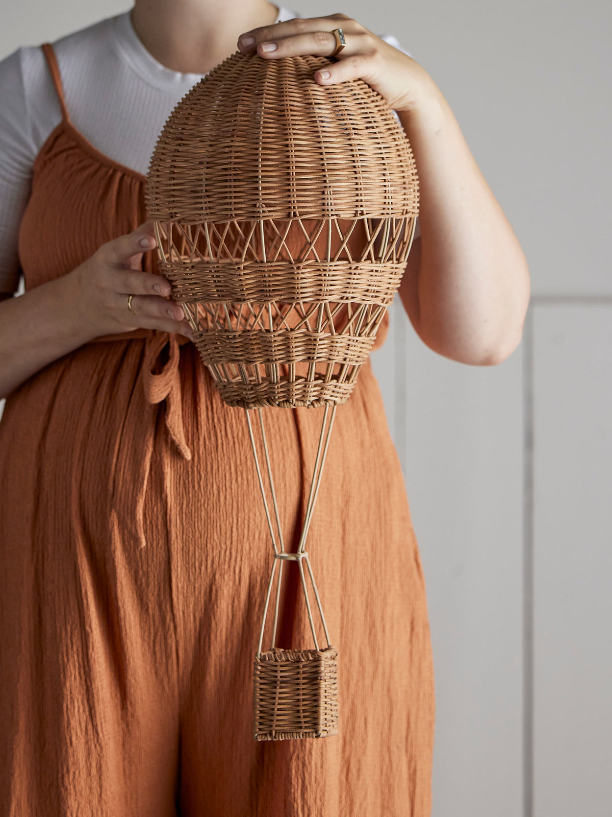 Brauner Heissluftballon aus Rattan als Dekoration, Huggi Deko von Bloomingville Mini