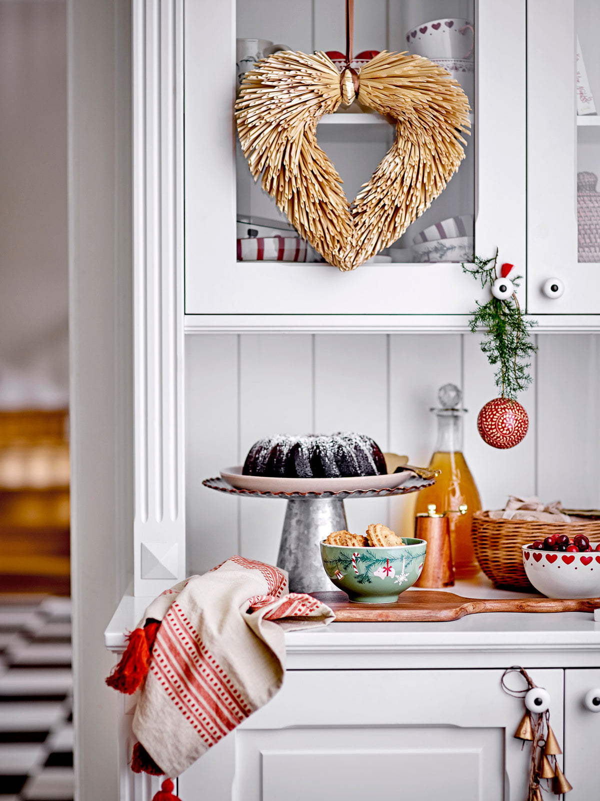 Yule Schale, Grün, Steingut in Green präsentiert im Onlineshop von KAQTU Design AG. Schale ist von Bloomingville