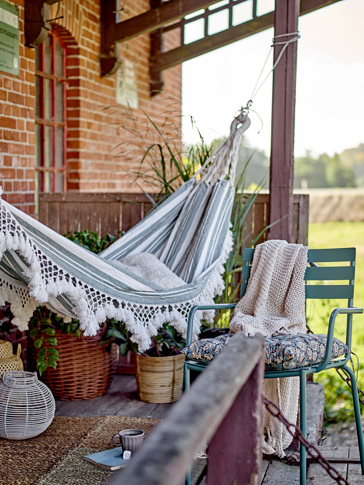 Monsi Esszimmerstuhl, Grün, Verzinktes Metall in Green präsentiert im Onlineshop von KAQTU Design AG. Gartenstuhl mit Armlehnen ist von Bloomingville