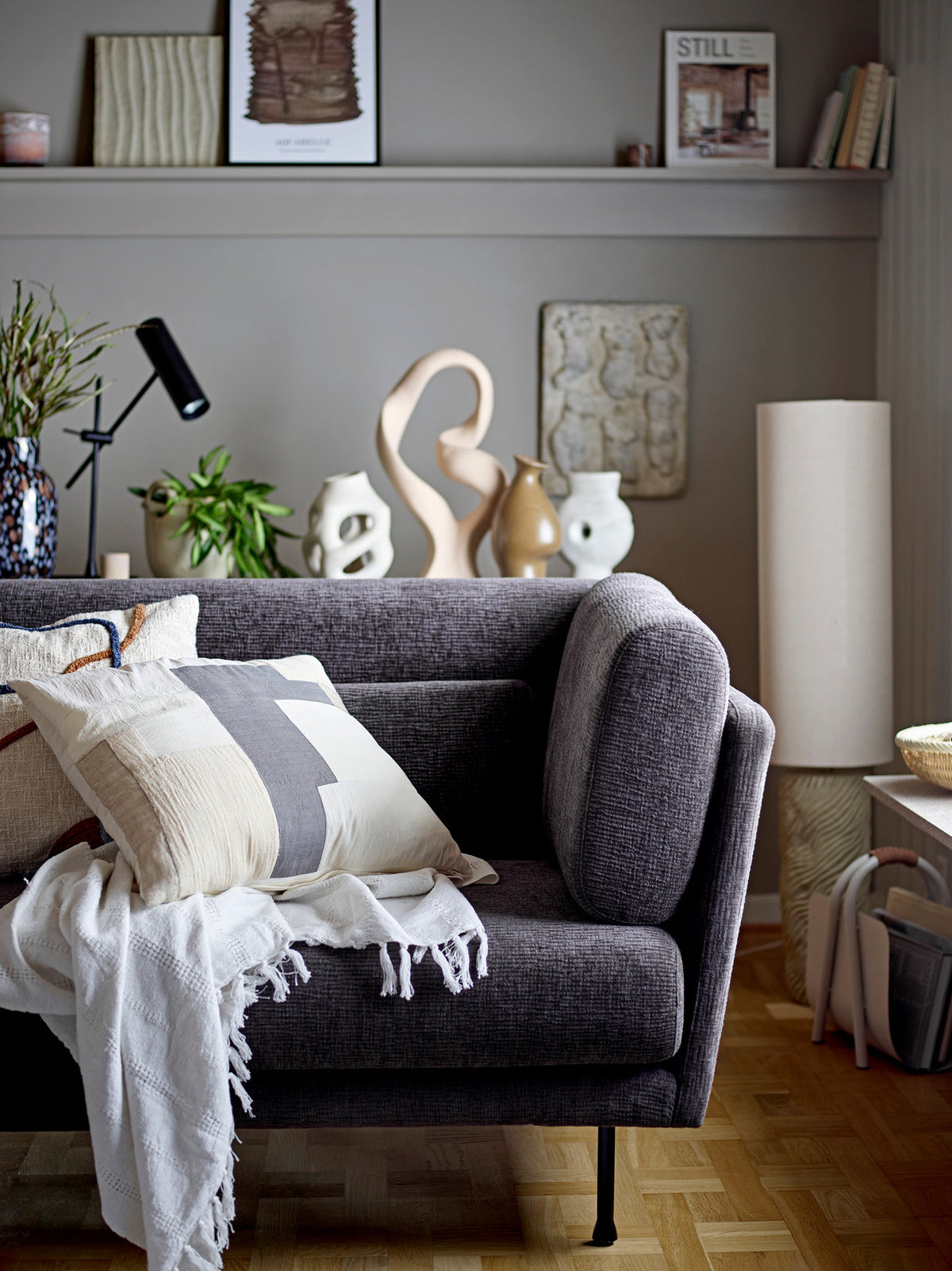 Stehlampe Payah in Beige von Bloomingville mit Fuss aus strukturiertem Steingut, Gestell aus Eisen und rundem Lampenschirm aus Polyester.