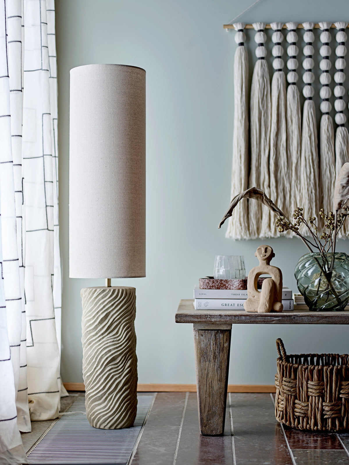 Stehlampe Payah in Beige von Bloomingville mit Fuss aus strukturiertem Steingut, Gestell aus Eisen und rundem Lampenschirm aus Polyester.