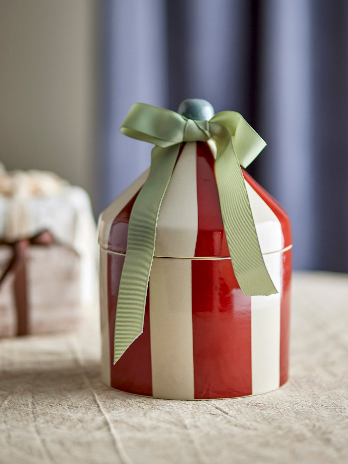 Cimmi Aufbewahrungsbox mit Deckel, Rot, Steingut in Red präsentiert im Onlineshop von KAQTU Design AG. Aufbewahrungsboxen ist von Bloomingville Mini
