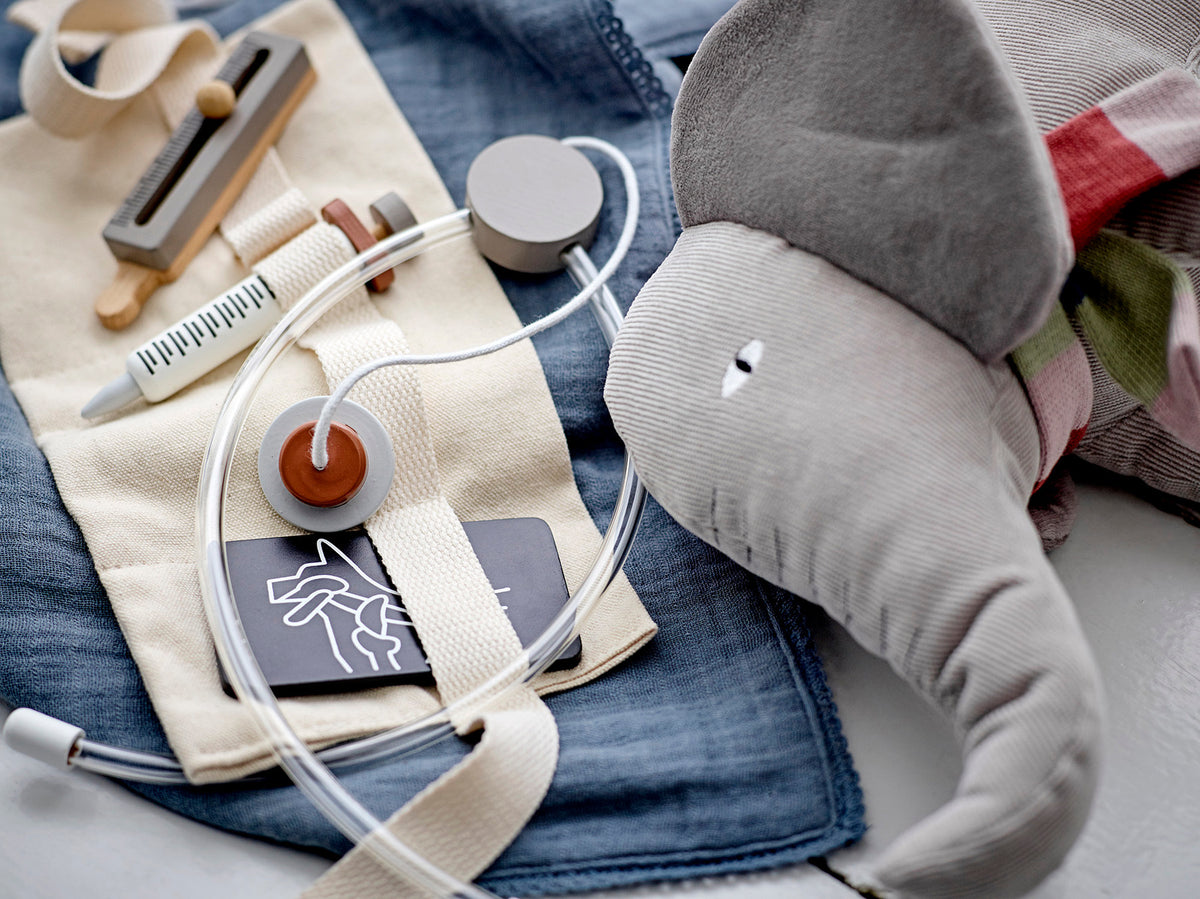 Ferdinand Soft Toy, Grau, Baumwolle in Grey präsentiert im Onlineshop von KAQTU Design AG. Plüschtier Kids ist von Bloomingville Mini