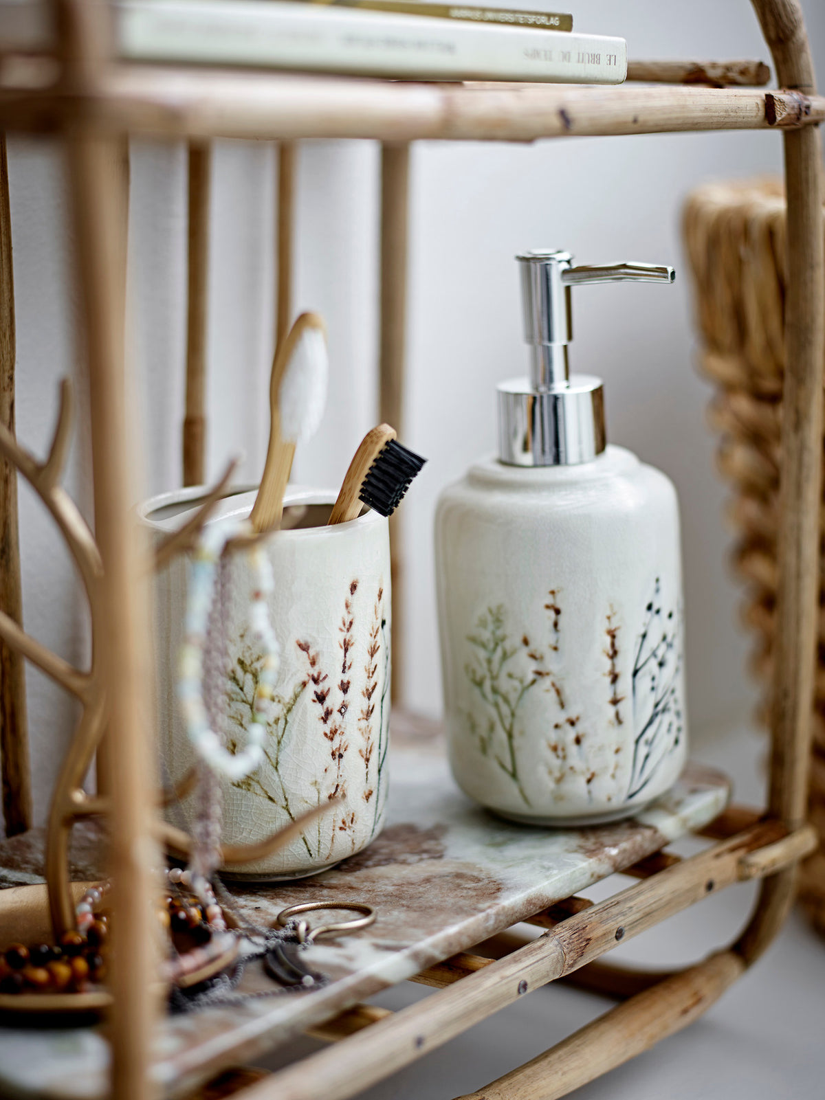 Zwei weisse Seifenspender aus Steingut mit handgestempeltem Blumenmuster und Krakeleeglasur, Pumpen aus Kunststoff, Set von Bloomingville