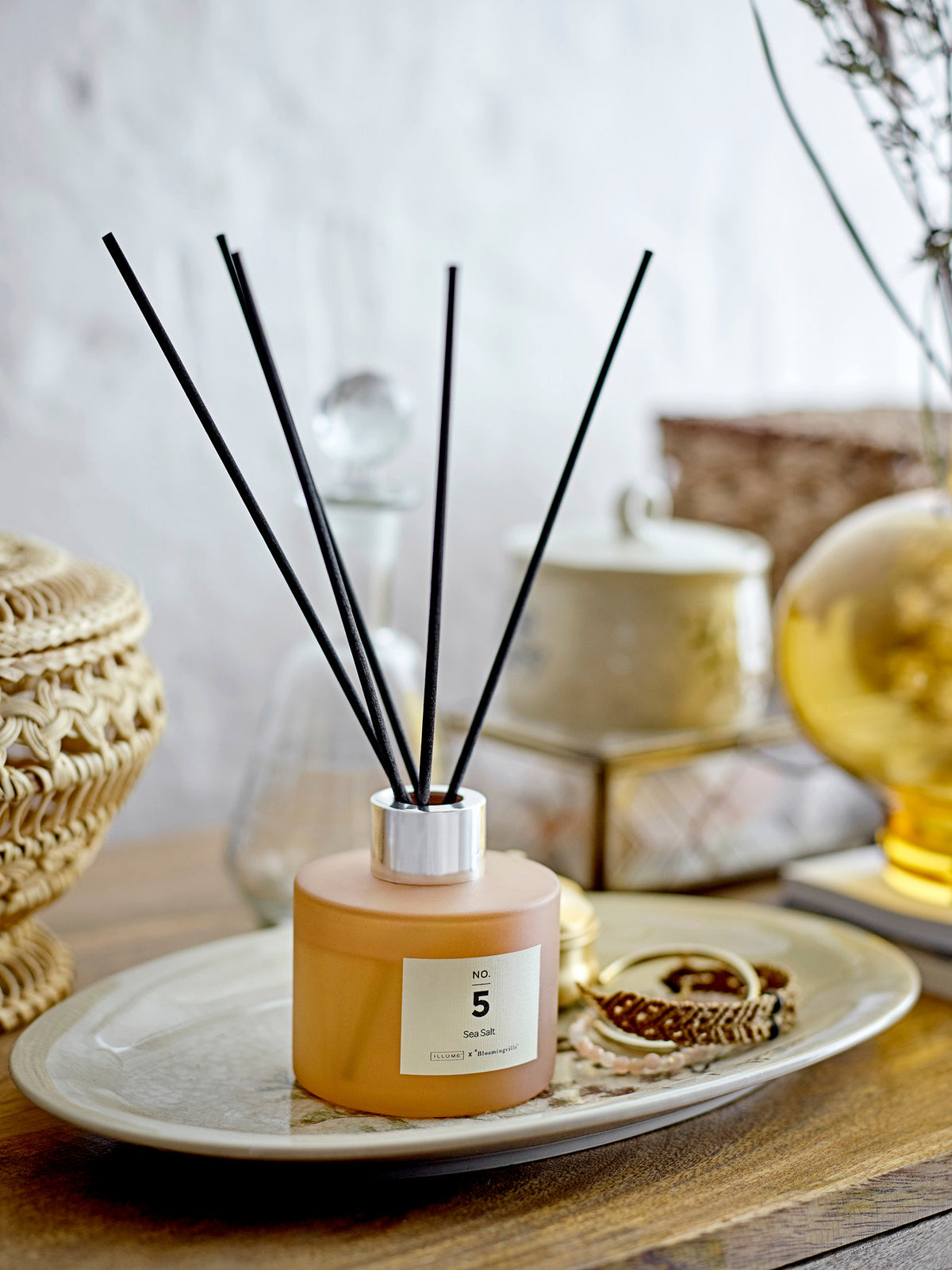 Weisse Servierplatte aus Steingut von Bloomingville mit handgestempeltem Blumenmuster und feiner Krakeleeglasur, länglich geformt.