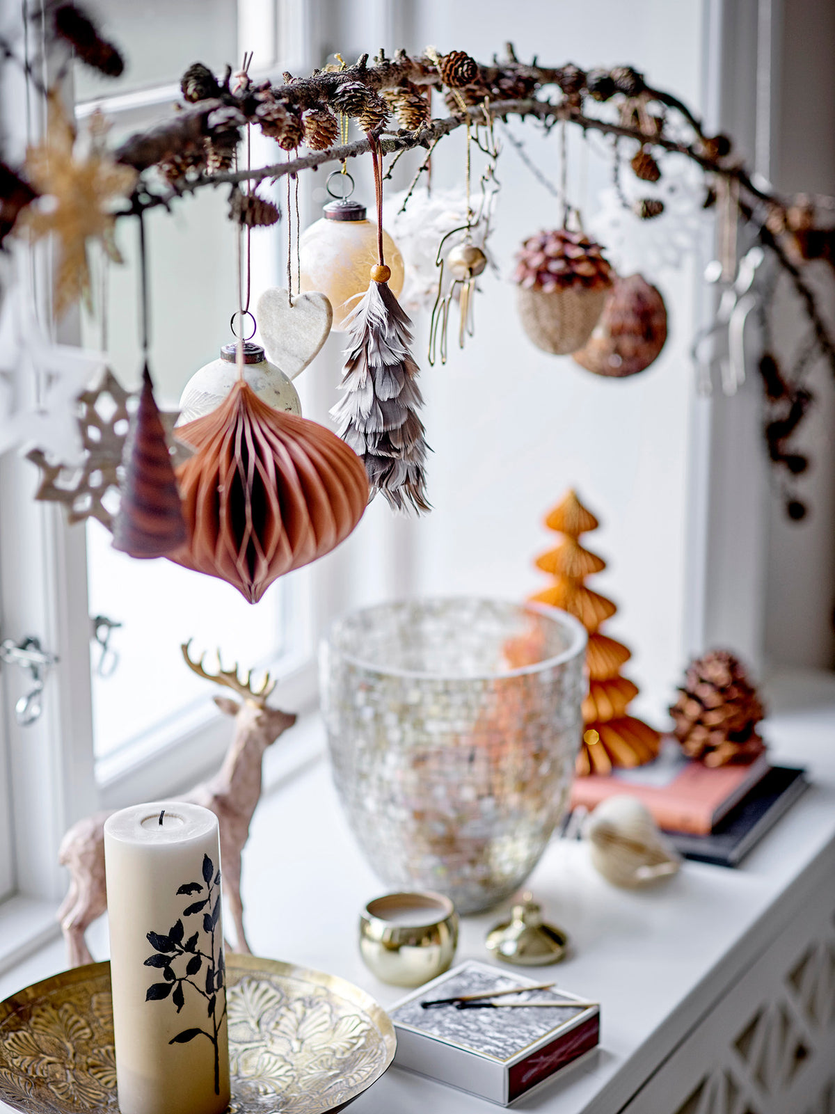 Tuan Deer, Braun, Polyresin in Brown präsentiert im Onlineshop von KAQTU Design AG. Kunstgegenstände ist von Bloomingville