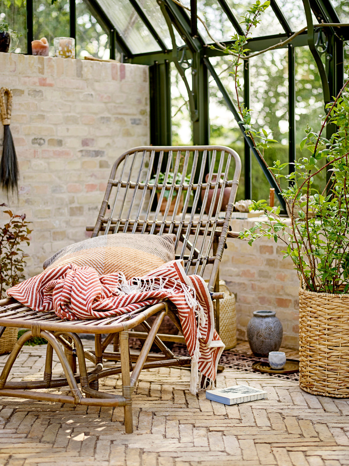 Dione Liegestuhl, Braun, Rattan in Brown präsentiert im Onlineshop von KAQTU Design AG. Liegestuhl ist von Bloomingville
