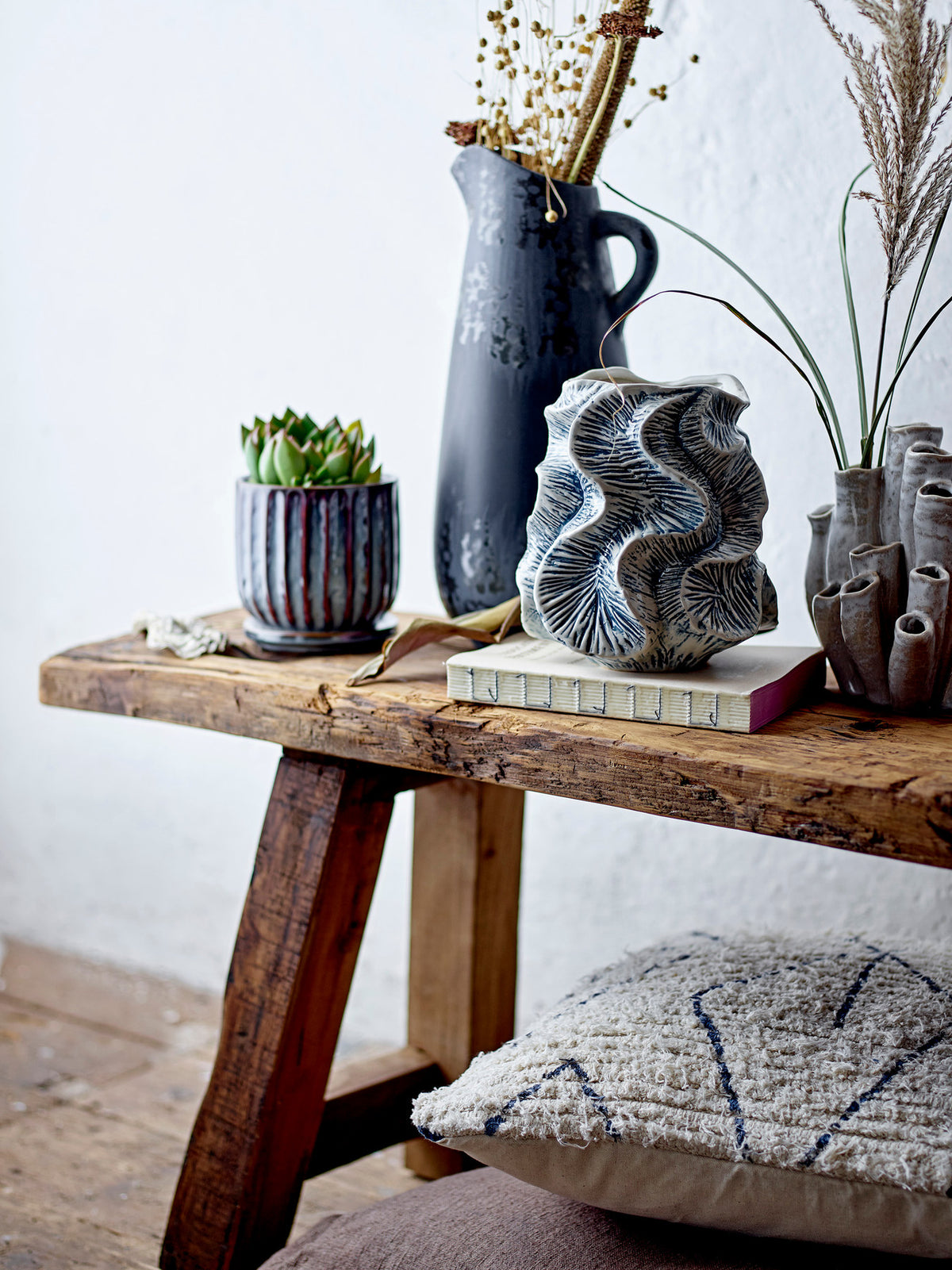 Khumo Vase, Schwarz, Steingut in Black präsentiert im Onlineshop von KAQTU Design AG. Vase ist von Creative Collection