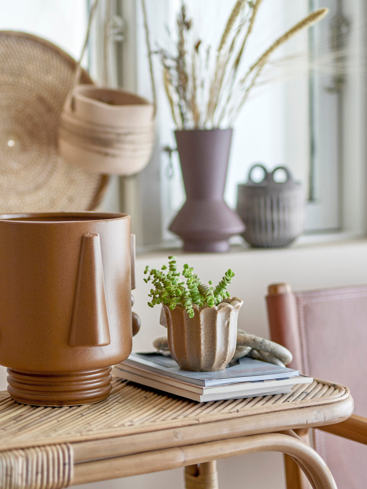 Guxim Blumentopf, Braun, Steingut in Brown präsentiert im Onlineshop von KAQTU Design AG. Blumentopf ist von Bloomingville