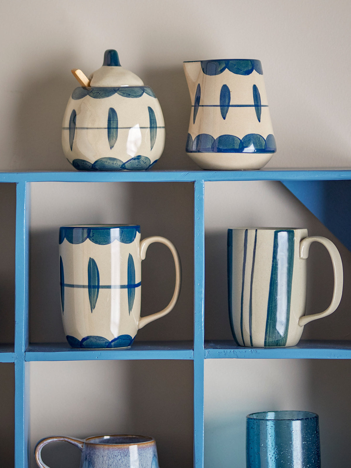 Allium Becher, Blue, Steingut in Blue präsentiert im Onlineshop von KAQTU Design AG. Tasse ist von Creative Collection