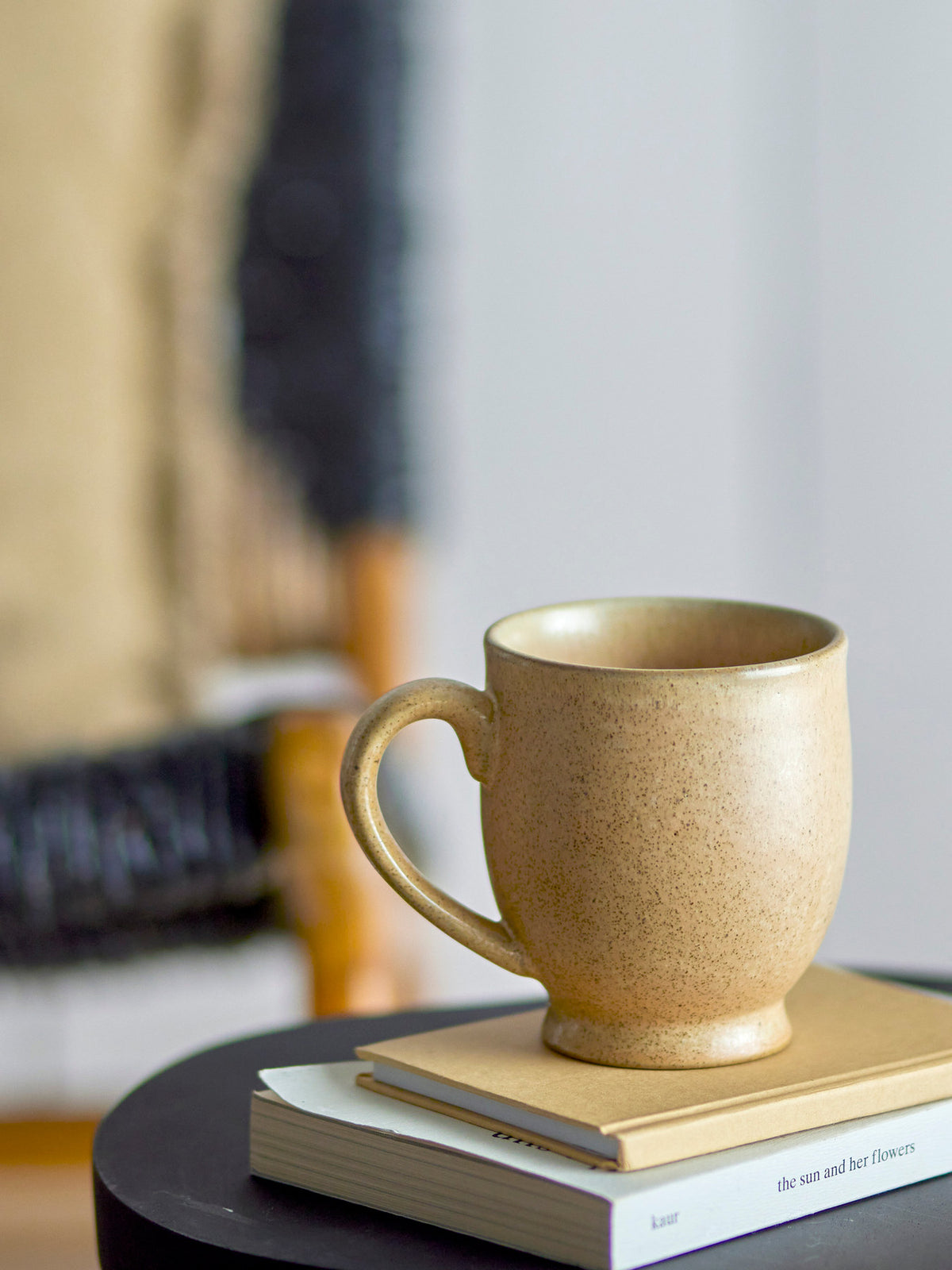 Braune Tasse Jatoba aus Steingut mit schlichter Form und glasierter Oberfläche