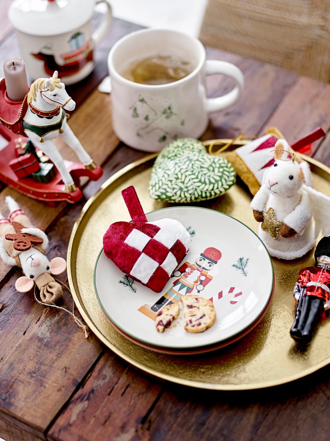 Almine Kerzenhalter, Rot, Polyresin in Red präsentiert im Onlineshop von KAQTU Design AG. Kerzenständer ist von Bloomingville